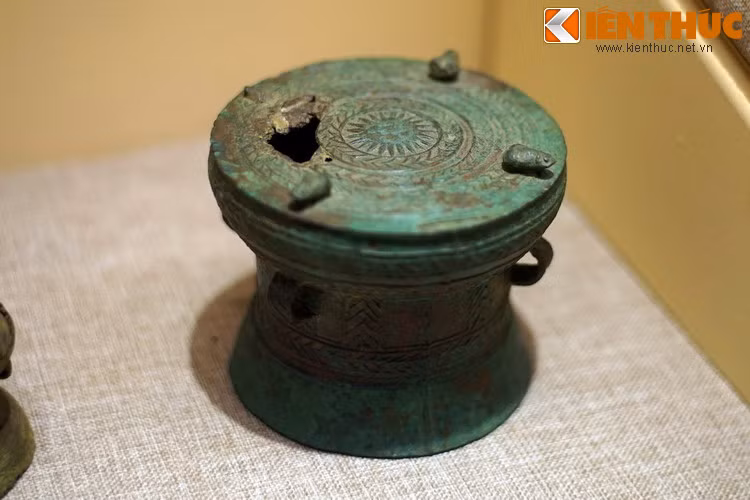 Về tổng quan, trống đồng minh khí là mô hình thu nhỏ của trống đồng bình thường, có kích thước và kiểu mẫu rất đa dạng.