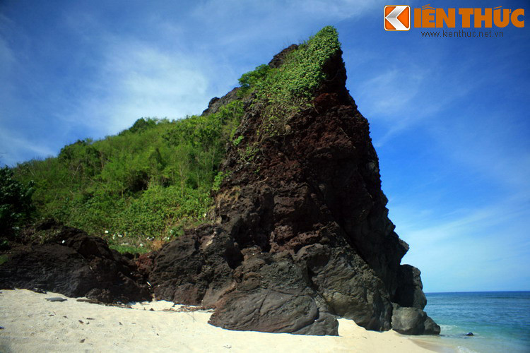 Theo khảo sát của các chuyện gia Viện Địa Chất - Viện Hàn Lâm Khoa học và Công nghệ Việt Nam, huyện đảo Lý Sơn có 10 miệng núi lửa cổ xưa, là những kiến tạo địa chất đặc sắc của khu vực Đông Nam Á.