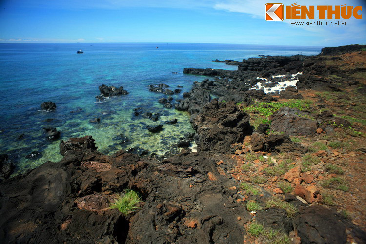 Theo đó, các bãi đá nham thạch là một cảnh quan đặc trưng của đảo Bé, một xã đảo thuộc huyện đảo Lý Sơn, tỉnh Quảng Ngãi.
