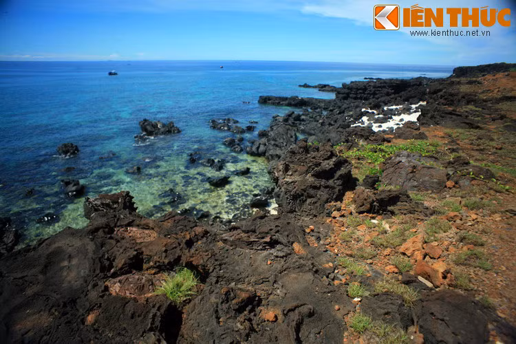 Theo đó, các bãi đá nham thạch là một cảnh quan đặc trưng của đảo Bé, một xã đảo thuộc huyện đảo Lý Sơn, tỉnh Quảng Ngãi.