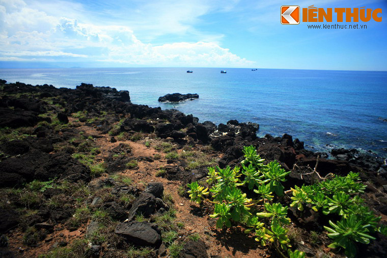 Trong số 10 miệng núi lửa này, có 6 miệng ở đảo Lớn, 1 miệng ở đảo Bé và 3 miệng còn lại ngầm dưới đáy biển.