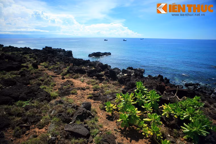 Trong số 10 miệng núi lửa này, có 6 miệng ở đảo Lớn, 1 miệng ở đảo Bé và 3 miệng còn lại ngầm dưới đáy biển.