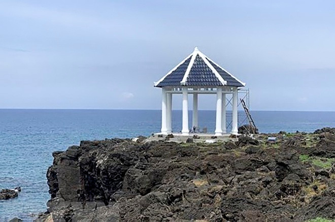 Vừa qua, cơ quan chức năng huyện Lý Sơn (Quảng Ngãi) đã yêu cầu chủ đầu tư phá dỡ công trình nhà vòm bê tông được xây dựng trên nền trầm tích núi lửa ở đảo Bé Lý Sơn với mục đích để du khách ngắm cảnh. Dư luận cho rằng, công trình bê tông trên bãi đá dung nham núi lửa có niên đại hàng triệu năm là phản cảm, có nguy cơ phá vỡ cảnh quan hoang sơ nơi đây.