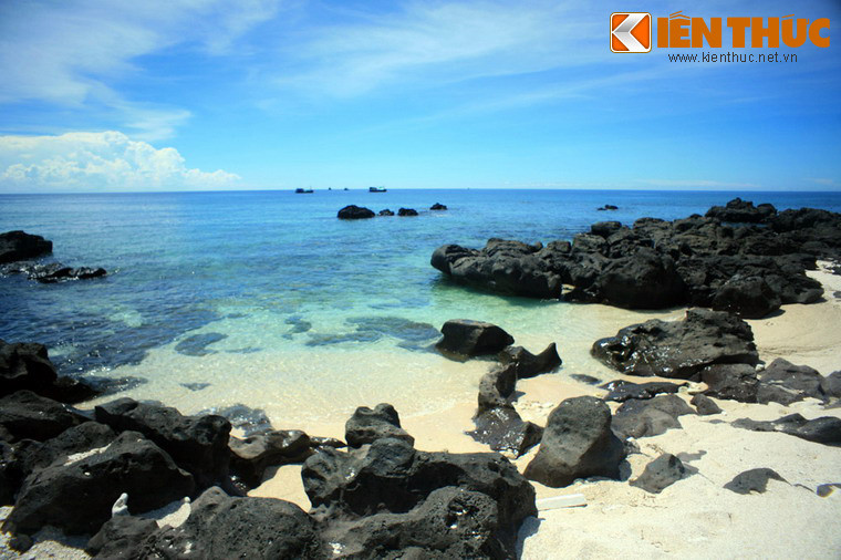 Những tảng đá đen xen lẫn giữa bãi cát trắng và nước biển trong xanh khiến khung cảnh trở nên đặc biệt.