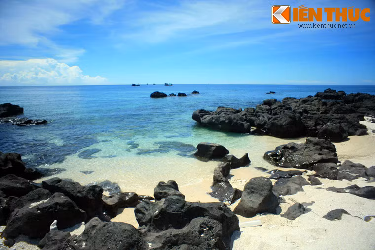 Những tảng đá đen xen lẫn giữa bãi cát trắng và nước biển trong xanh khiến khung cảnh trở nên đặc biệt.