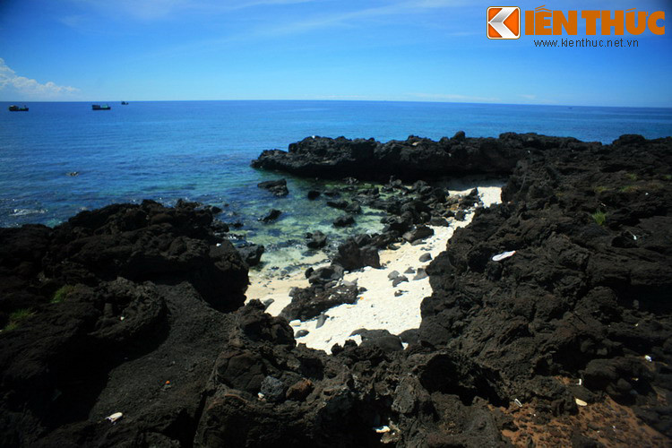 Đây là những bãi đá đen bóng có hình thù đa dạng, nằm dọc theo đường bờ biển của hòn đảo. Theo các nhà khoa học, loại đá này được hình thành từ nham thạch trong các đợt phun trào cách đây trên dưới 30 triệu năm ở khu vực.