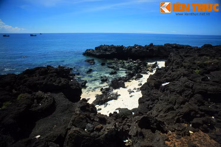 Đây là những bãi đá đen bóng có hình thù đa dạng, nằm dọc theo đường bờ biển của hòn đảo. Theo các nhà khoa học, loại đá này được hình thành từ nham thạch trong các đợt phun trào cách đây trên dưới 30 triệu năm ở khu vực.