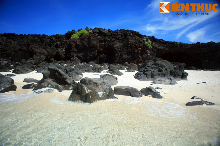 Sau những vụ phun trào cổ xưa ấy, sự rắn lại đột ngột của nham thạch nóng chảy khi gặp nước biển đã tạo nên những hình dạng vô cùng bất ngờ của các phiến đá.