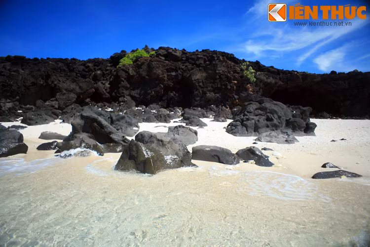 Sau những vụ phun trào cổ xưa ấy, sự rắn lại đột ngột của nham thạch nóng chảy khi gặp nước biển đã tạo nên những hình dạng vô cùng bất ngờ của các phiến đá.