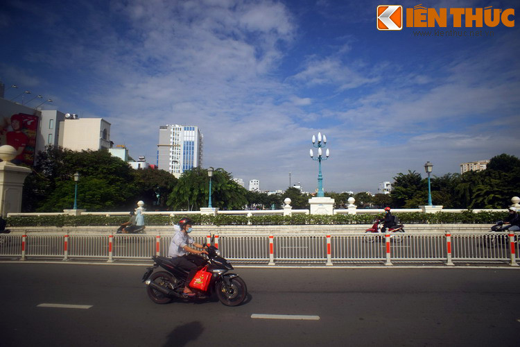 Năm 1945, trong những ngày đầu của cuộc Nam bộ kháng chiến, cầu Bông giữ vai trò của một chiến lũy, góp phần cô lập quân đội thực dân Pháp trong nội đô Sài Gòn.