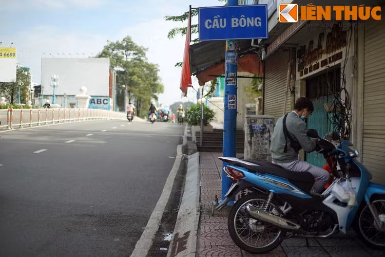 Có nhiều giả thuyết khác nhau quanh tên gọi cầu Bông. Được nói đến nhiều nhất là chuyện gầm cầu từng có một vườn hoa rất đẹp, nên dân gian gọi đây là cầu Hoa.