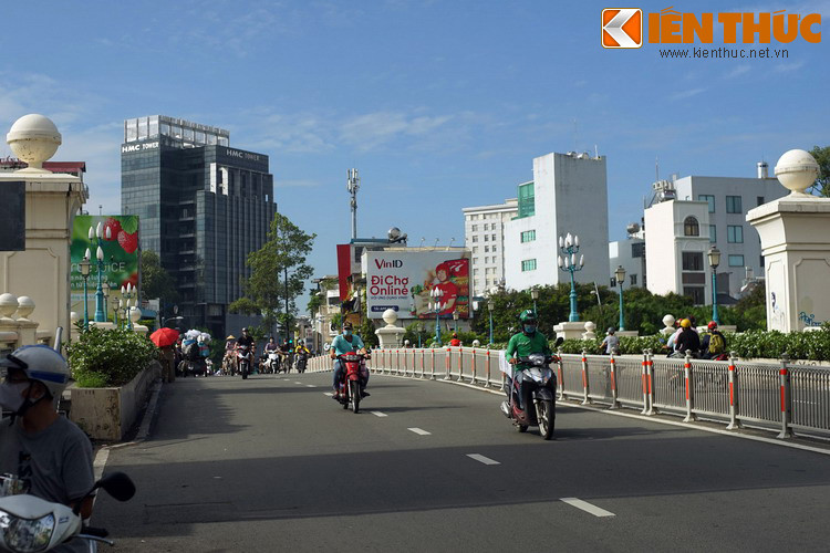 Theo đánh giá, cầu được thiết kế với kiến trúc đẹp, nhiều chi tiết trang trí vừa tôn vinh bề dày lịch sử, vừa phù hợp với cảnh quan. Thảm cây xanh được bài trí hài hòa, làm cho cây cầu không bị thô cứng.