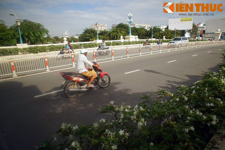 Cây cầu này dài 84 mét, bề rộng 21 mét, gồm 3 nhịp. Mặt cầu được thiết kế lối riêng cho người đi bộ, có dải phân cách là các bồn hoa.