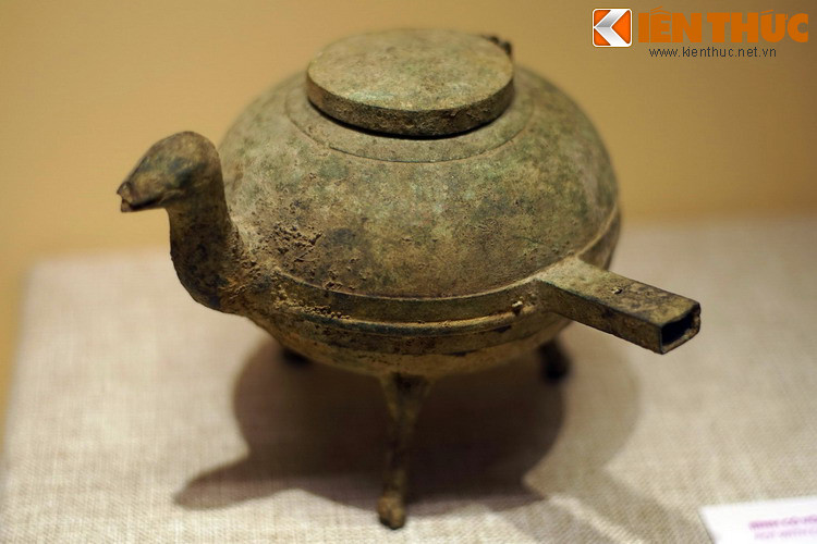 Bình đồng có vòi hình đầu gà của mộ Hán Nghi Vệ. Các hiện vật trong ngôi mộ có niên đại vào khoảng thế kỷ 1-3 sau Công nguyên.