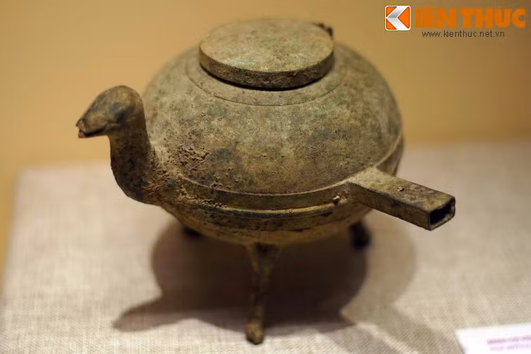 Bình đồng có vòi hình đầu gà của mộ Hán Nghi Vệ. Các hiện vật trong ngôi mộ có niên đại vào khoảng thế kỷ 1-3 sau Công nguyên.