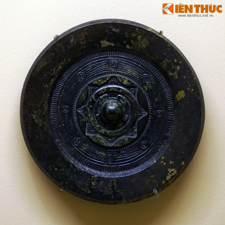 Chiếc gương đồng (mặt sau) được chạm khắc hoa văn tinh xảo.