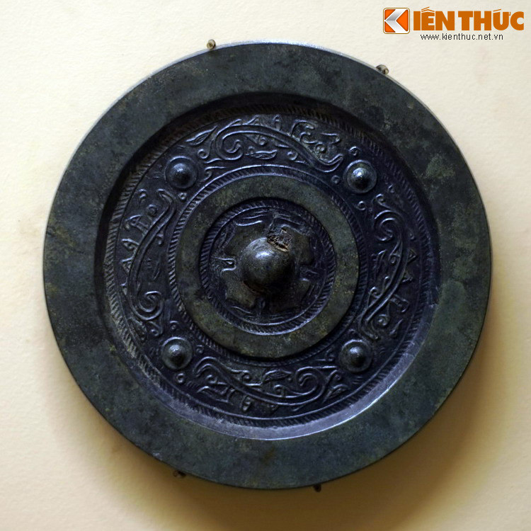 Một chiếc gương đồng khác.