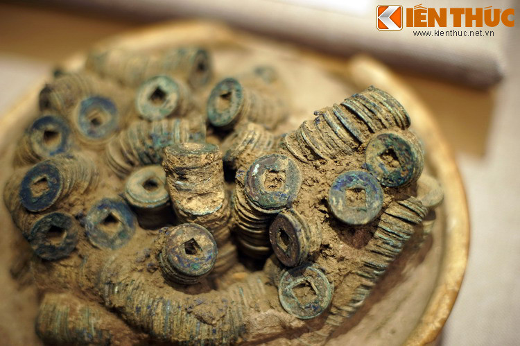 Lượng tiền này bằng gia tài tích cóp cả đời của một người dân thường thời đó, cho thấy sự giàu sang của người nằm dưới mộ.