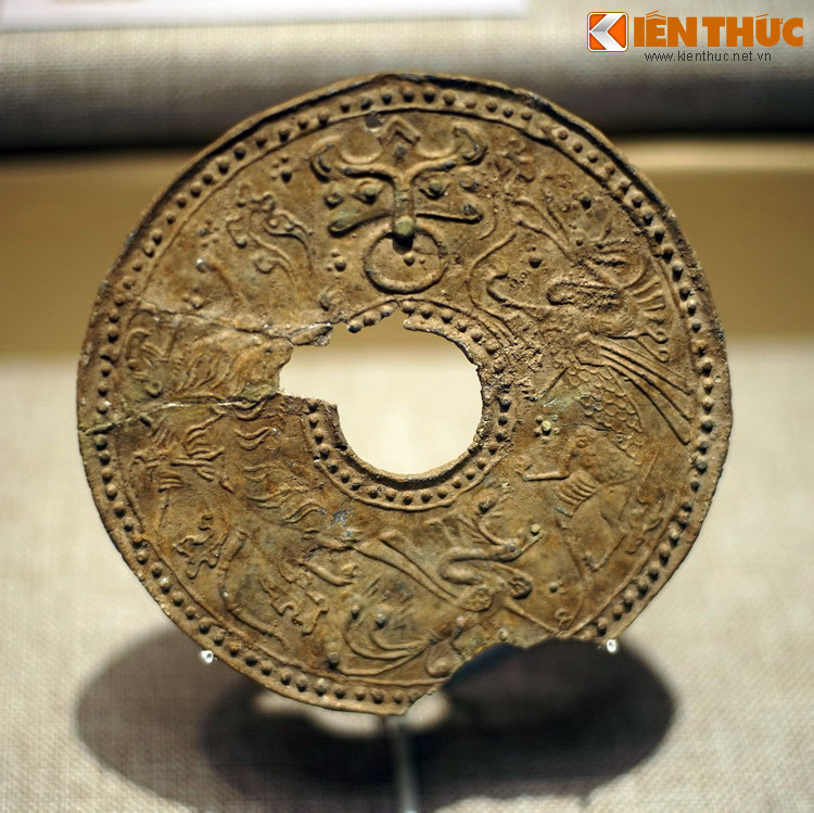 Bùa đeo bằng đồng trang trí hình các linh vật tìm thấy ở mộ Hán Nghi Vệ. Khu mộ thuộc này về giới quý tộc người Hán sống ở Luy Lâu, thủ phủ cũ thời Bắc thuộc.