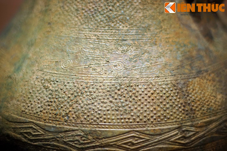 Cận cảnh họa tiết trang trí trên chiếc bình đồng. Theo hồ sơ khảo cổ, nhiều hiện vật bằng đồng chế tác tinh xảo đã được tìm thấy trong mộ Hán Nghi Vệ, nổi bật là chiếc bình đồng cao 47,5 cm, rộng bụng 38 cm.