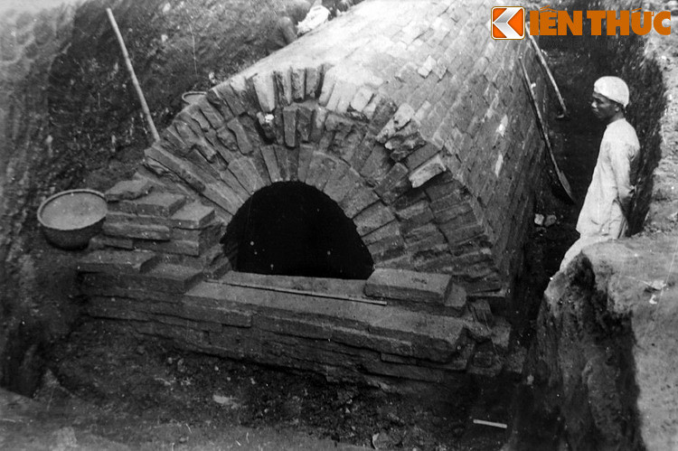 Hiện trường khai quật di tích mộ Hán Nghi Vệ, Bắc Ninh. Ảnh chụp lại từ Bảo tàng Lịch sử Quốc gia. Mời quý độc giả xem video: Thách thức gìn giữ văn minh sông Hồng. Nguồn: VTC1