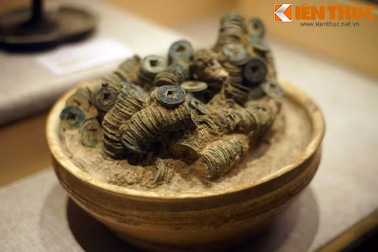 Chậu tiền lớn, một hiện vật gây ấn tượng đặc biệt của mộ Hán Nghi Vệ.