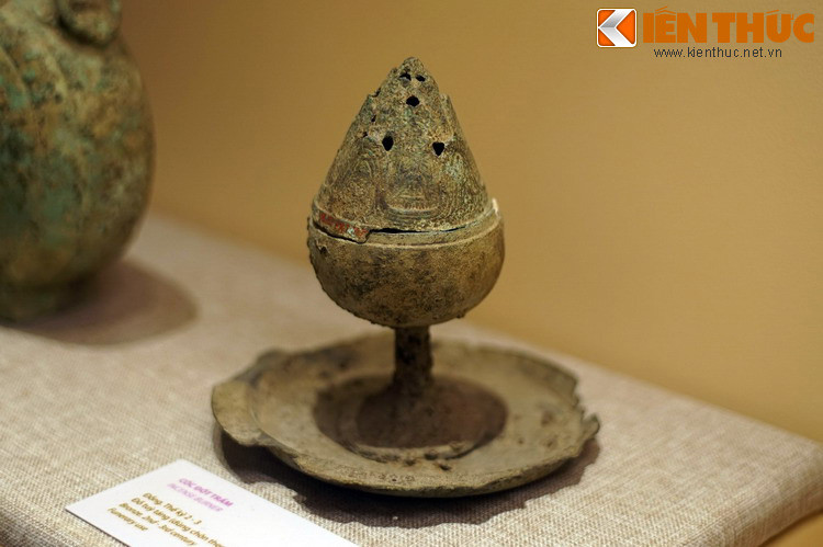 Cốc đốt trầm bằng đồng có hình búp sen.