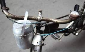 Vào thời bao cấp, chiếc cặp lồng nhôm là vật “bất khả ly thân” của nhiều cán bộ, công nhân viên chức nhà nước. Ngày nay, cặp lồng vẫn được dân công sở dùng nhiều, với hình thức, mẫu mã, chất liệu rất đa dạng.