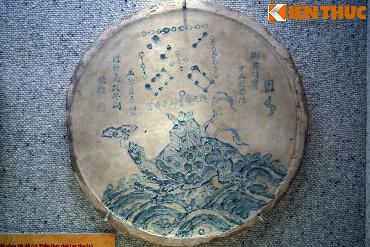 Khay gốm hoa lam vẽ hình Thần quy chở Lạc thư thời Nguyễn, niên hiệu Gia Long (1802 – 1820). Từ cuối thời Lê Trung Hưng (thế kỷ 17 - 18), rùa thường xuất hiện trong đề tài về Hà đồ - Lạc thư, biểu tượng khởi nguyên của Kinh Dịch, tư tưởng Á Đông về quy luật của sự biến đổi.