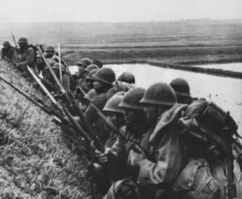 Chiến lược Banzai tương tự chiến thuật biển người, vô cùng hiệu quả với những đội quân số lượng ít, trang bị yếu kém, nhưng là một cuộc tự sát tập thể khi đối mặt với hỏa lực cực mạnh của quân đội Mỹ.