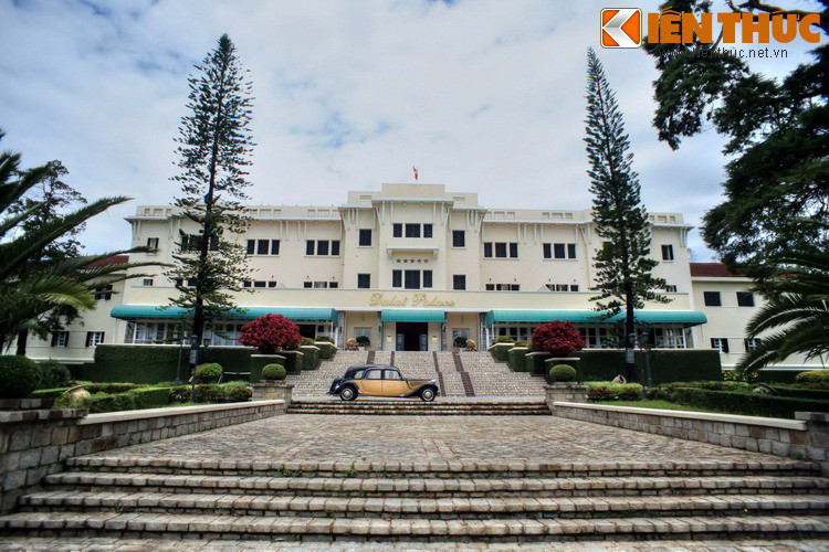 Khi mới khánh thành, khách sạn Langbian Palace là tòa nhà lớn nhất khu vực Tây Nguyên. Đây là một quần thể công trình kiến trúc kiểu Pháp bề thế nằm trong khuôn viên rộng hơn 40 nghìn mét vuông, có các vườn hoa, thảm cỏ và rừng thông.