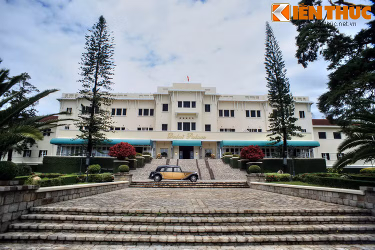 Khi mới khánh thành, khách sạn Langbian Palace là tòa nhà lớn nhất khu vực Tây Nguyên. Đây là một quần thể công trình kiến trúc kiểu Pháp bề thế nằm trong khuôn viên rộng hơn 40 nghìn mét vuông, có các vườn hoa, thảm cỏ và rừng thông.