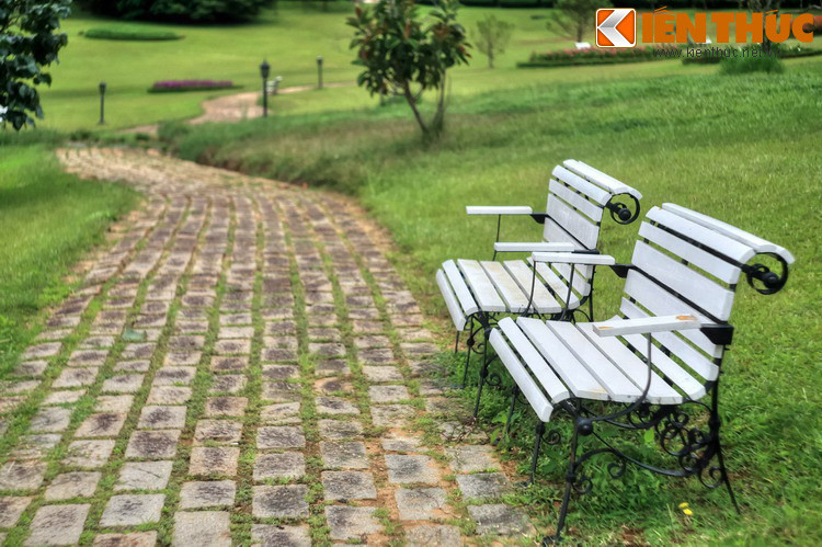 Tầng gác căn buồng số 2 của nhà xe khách sạn là nơi ghi dấu một sự kiện lịch sử khác. Đó là nơi nhà cách mạng Trần Diệm lập chi bộ Đảng Cộng sản Việt Nam đầu tiên trên đất Lâm Đồng vào tháng 4/1930.