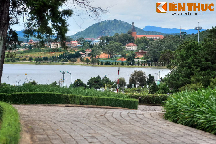 Hội nghị Đà Lạt kéo dài từ 16/4 đến 11/5/1946. Trong Hội nghị này, những cuộc đàm phán căng thẳng đã diễn ra giữa các chính khách kỳ cựu của hai bên tại phòng họp lớn của khách sạn Langbian Palace.