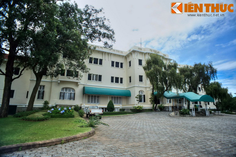 Vào năm 1942, khách sạn được tân trang toàn bộ. Các đường nét cổ điển được chuyển thành phong cách Art Deco, trào lưu kiến trúc mới mẻ đang “làm mưa làm gió” trên thế giới thời đó.