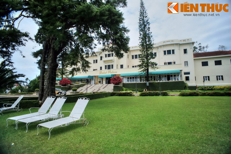 Theo dòng lịch sử, từ tên gọi ban đầu là Langbian Palace, khách sạn đã đổi tên thành Dalat Sofitel Palace và cuối cùng là Dalat Palace như hiện nay. Diện mạo khách sạn cũng có những thay đổi theo từng mốc thời gian.