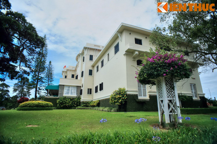 Vào thập niên 1970, đây là khách sạn hiếm hoi ở Đà Lạt có đầy đủ các trang thiết bị tiêu chuẩn quốc tế như điện thoại, lò sưởi, phòng tắm nước nóng nấu bằng điện cho mỗi phòng.