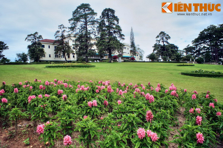 Từ năm 1993-1995, khách sạn Dalat Palace trải qua quá trình trùng tu toàn diện. Sau cuộc trùng tu này, phong cách kiến trúc của khách sạn có từ những năm 1940 vẫn được giữ nguyên.