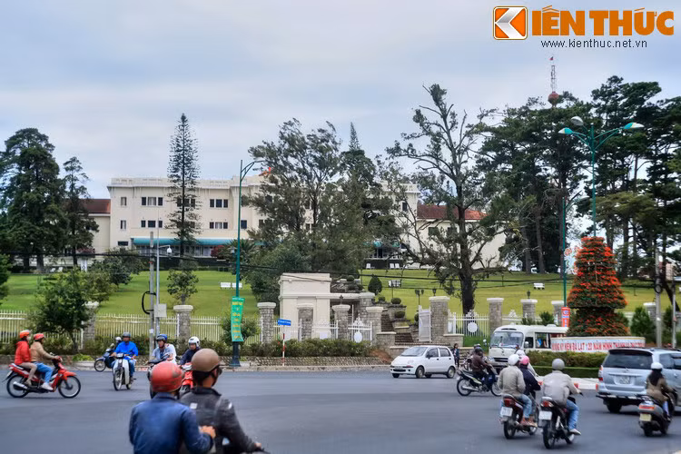 Nằm bên hồ Xuân Hương, khách sạn Dalat Palace là khách sạn lâu đời và sang trọng bậc nhất TP Đà Lạt. Lịch sử khách sạn bắt đầu vào năm 1905, khi việc kiến thiết khu nghỉ dưỡng ở cao nguyên Lang Bian được khởi động. Một khách sạn cao cấp chính là công trình tâm điểm của dự án.