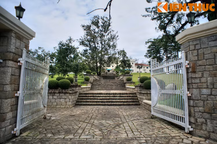 Những câu chuyện lịch sử đó đã bồi đắp thêm giá trị di sản của khách sạn Dalat Palace, nơi âm hưởng của quá khứ luôn hiện hữu trong từng phút giây của hiện tại...