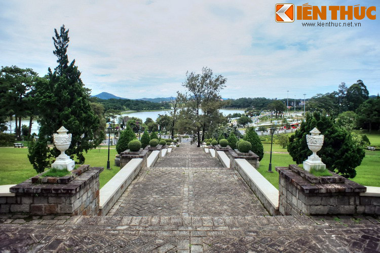 Vào năm 1916, khách sạn này được khởi công xây dựng ở một vị trí lý tưởng, đó là quả đồi thấp nhìn xuống mặt hồ, đối diện với khu đất sẽ được dành để xây dựng sân golf. Năm 1922, khách sạn khai trương với tên gọi Hotel du Langbian Palace.