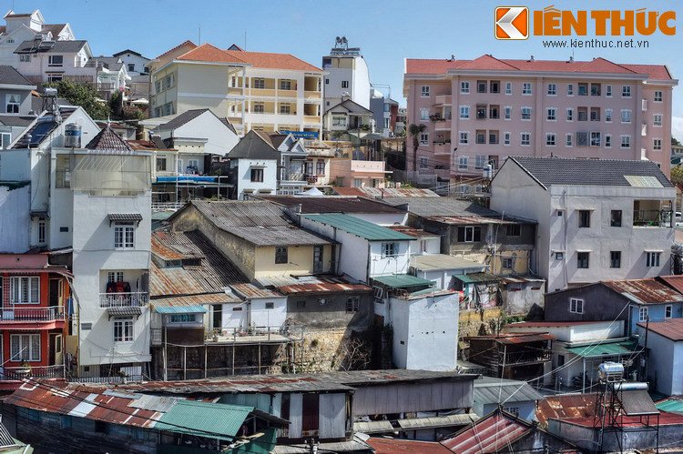 Đó là những khu dân cư trải dài trên sườn đồi với vô số ngôi nhà nhấp nhô, nhà sau cao hơn nhà trước, tạo nên cảnh tượng như thể chúng được xây trên những bậc thang.