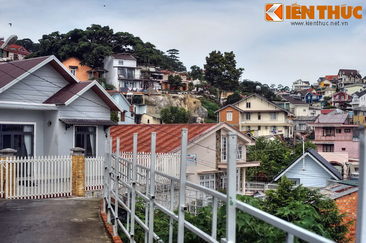 Do địa hình thành phố Đà Lạt chủ yếu là đồi núi nên "nhà bậc thang" hiện diện ở hầu hết các khu vực của nội đô.