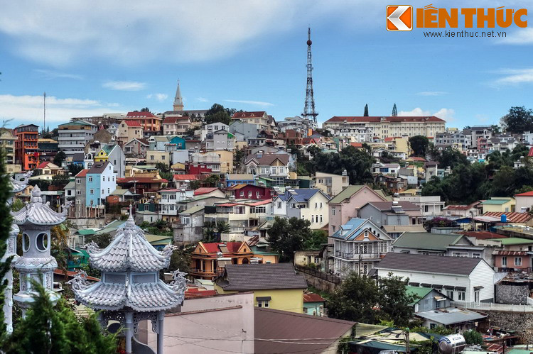 Không chỉ có những đồi thông thơ mộng, vườn hoa rực rỡ sắc màu, hồ nước trong xanh... thành phố Đà Lạt còn có một cảnh quan đặc trưng khác: " Nhà bậc thang".