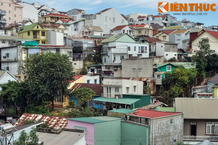 Mỗi ngôi nhà lại có kích cỡ, kiểu dáng, màu sắc... khác nhau, không nhà nào giống nhà nào, tạo nên cảnh tượng lạ mắt cho những người lần đầu chứng kiến.