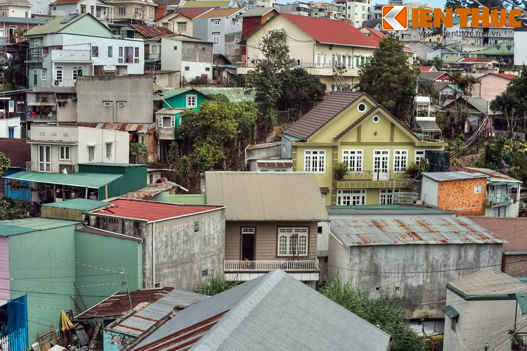 "Nhà bậc thang" là kết quả của việc xây dựng với mật độ cao trên địa hình có độ dốc lớn, diễn ra trong suốt nhiều thập niên.