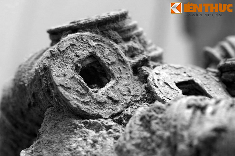 Tất cả các loại tiền xu cổ được sử dụng trong suốt hai thiên niên kỷ ở Việt Nam đều có hình tròn với một lỗ vuông ở giữa. Tại sao lại có điều này? Ảnh: Chậu tiền chôn trong mộ Hán cổ ở Bắc Ninh, niên đại từ thế kỷ 2-3 SCN, hiện vật của Bảo tàng Lịch sử Quốc gia Việt Nam.