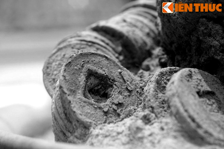 Trong hàng nghìn năm tồn tại của chế độ phong kiến khu vực Đông Á, hình dạng phong thủy đặc trưng của đồng xu không có nhiều thay đổi. Điều này phản ánh đức tin bền vững của các triều đại xưa vào quyền năng siêu nhiên của trời đất.