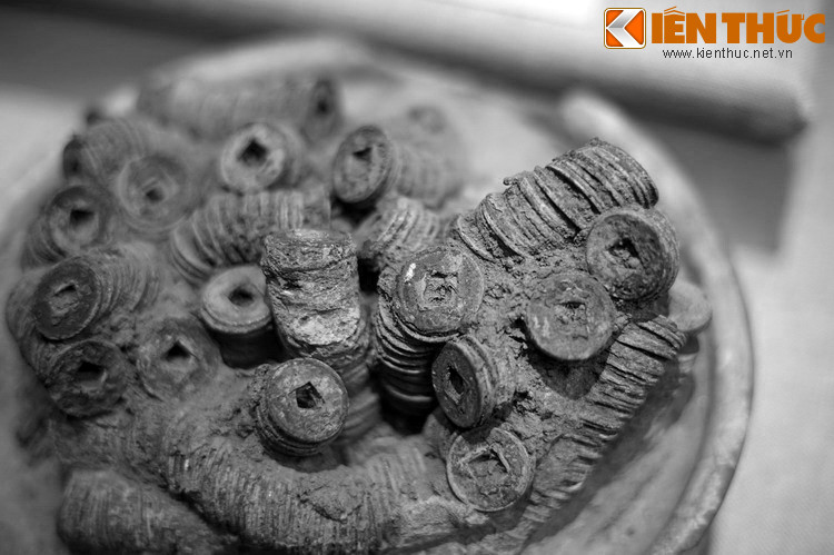 Có thể nói, qua những đồng xu được ban hành trong dân chúng, các triều đại phong kiến đã gửi gắm ước nguyện vũ trụ vận hành thuận tự nhiên, muôn vật sinh sôi này nở, thiên hạ thái bình, đời sống cư dân sung túc...