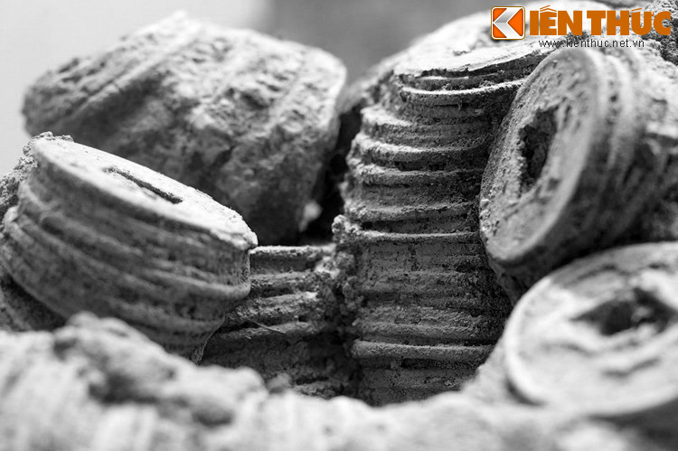 Theo quan niệm xưa, hình tròn là tượng trưng cho bầu trời, mang tính dương, hình vuông tượng trưng cho mặt đất, mang tính âm. Tiền xu cổ cũng được gọi là tiền âm dương, có hình tròn với lỗ vuông ở giữa chính là tượng trưng cho sự giao hòa trời - đất, âm - dương, cội nguồn vạn vật.